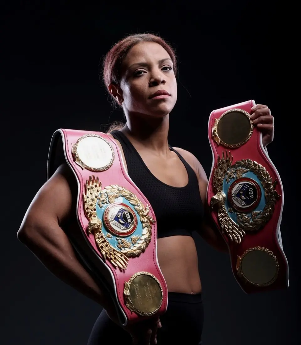 Christina Linardatou με τις ζώνες WBO