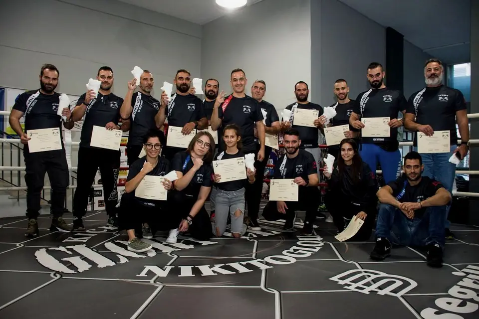 Απόφοιτοι με τα πιστοποιητικά τους στο ρινγκ
